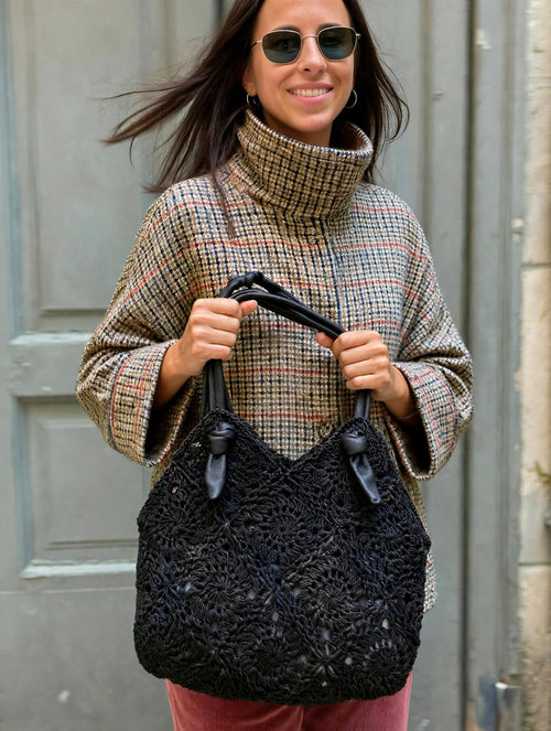 Borsa crochet nera fatta a mano con rifiniture in pelle