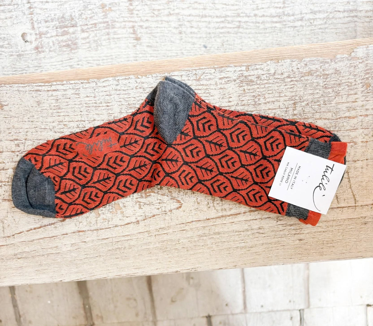 Ok Titolo prodotto:
Calza Corta Foglia - Grigio Senape / Rosso Terracotta - Tulilè Milano
Descrizione (Body HTML):